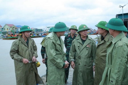 Phó Thủ tướng Trần Hồng Hà kiểm tra công tác ứng phó bão số 10 tại Nghệ An