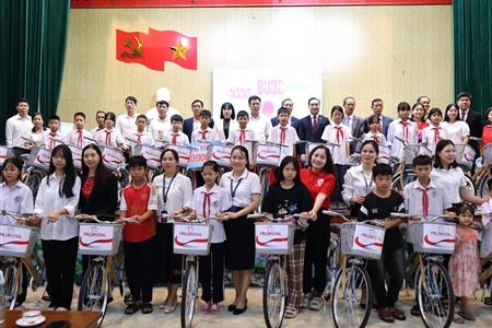 Trao xe đạp tiếp sức đến trường cho học sinh khó khăn tại phường Tân Hưng