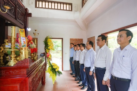 Lãnh đạo tỉnh Hà Tĩnh dâng hương, hoa tưởng niệm cố Tổng Bí thư Trần Phú và cố Tổng Bí thư Hà Huy Tập