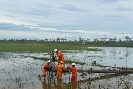 Nỗ lực khôi phục cấp điện cho khách hàng sau bão số 10