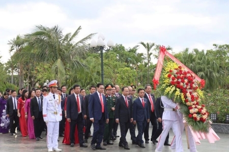 Hà Tĩnh: Đoàn đại biểu dự Đại hội đại biểu Đảng bộ tỉnh dâng hương báo công với Bác Hồ