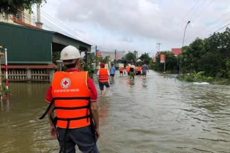Hội Chữ thập đỏ tỉnh Thanh Hóa cứu trợ các địa phương bị ảnh hưởng nặng do ngập lụt