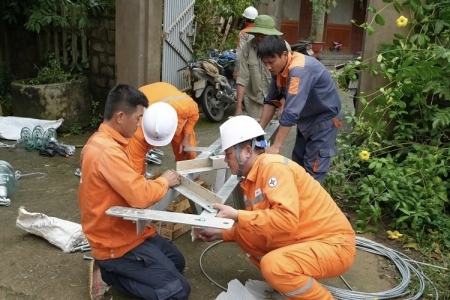 Nỗ lực khôi phục cấp điện cho hàng nghìn khách hàng sau bão số 10