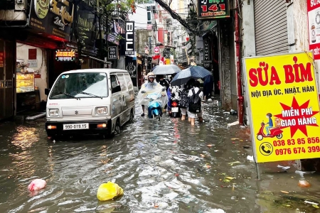 Sở Y tế Hà Nội khuyến cáo người dân cần thận trọng trước tình hình ngập lụt