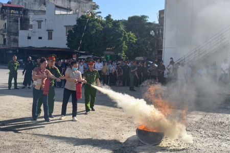 Phường Ngô Quyền tuyên truyền, bồi dưỡng nghiệp vụ PCCC và trao tặng bình chữa cháy cho các điểm chữa cháy công cộng