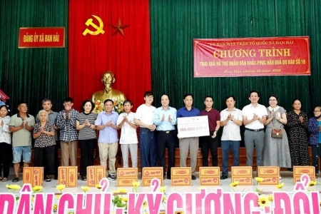 Hội Người cao tuổi Việt Nam trao 200 suất quà cho các hoàn cảnh khó khăn thiệt hại do bão số 10