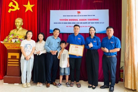 Hà Tĩnh: Trao bằng khen cho thanh niên dũng cảm cứu cháu bé 7 tuổi khỏi dòng nước lũ