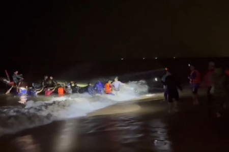 Hà Tĩnh: Nhiều thuyền câu mực của ngư dân bị lốc xoáy đánh chìm