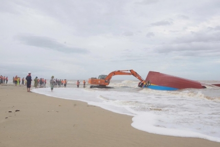 Nỗ lực tìm kiếm 7 thuyền viên mất tích trên vùng biển Quảng Trị