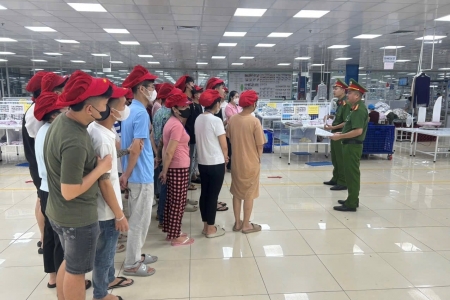 Công an Hải Phòng tuyên truyền an toàn giao thông và phòng chống ma túy cho công nhân tại các công ty trên địa bàn xã Hồng Châu