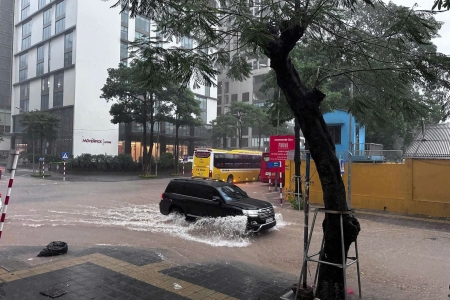Hàng loạt tuyến đường ở Hà Nội bị ngập sâu sau trận mưa lớn