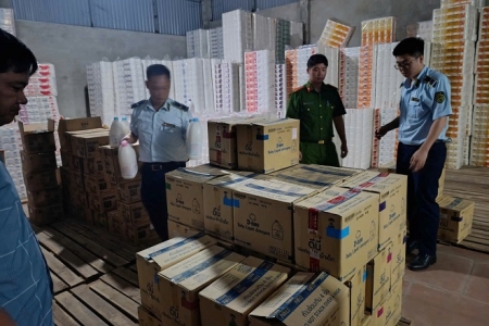 Lực lượng Quản lý thị trường Thái Nguyên triệt phá vụ buôn bán nước giặt D-nee giả