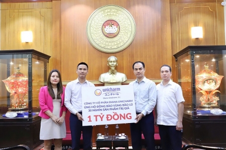 Diana Unicharm trao tặng 30.000 sản phẩm thiết yếu, hỗ trợ người dân sau bão lũ