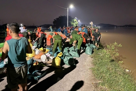 Bắc Ninh: Hàng nghìn người tham gia đắp đê Đại Hà bảo vệ Khu công nghiệp Quang Châu