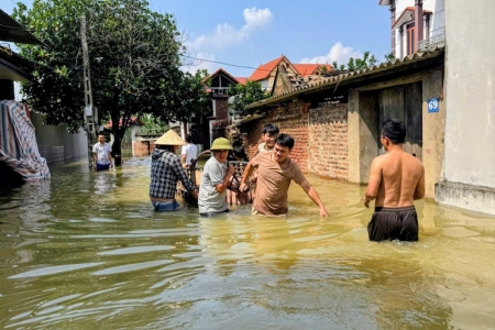 Hà Nội khẩn trương phòng dịch sau ngập lụt ở xã Trung Giã và Đa Phúc