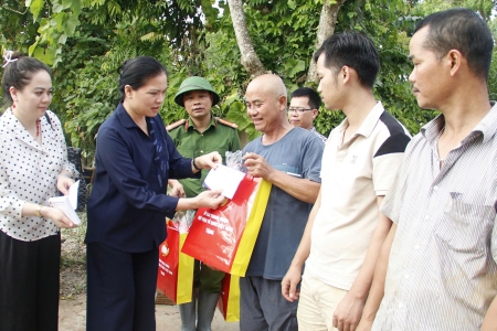 Phó Chủ tịch Ủy ban Trung ương MTTQ Việt Nam Hà Thị Nga thăm hỏi, tặng quà người dân Bắc Ninh bị ảnh hưởng bởi mưa lũ