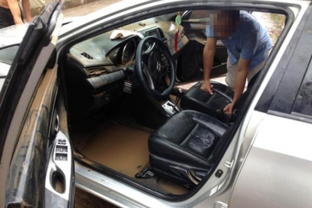 Xử lý ô tô ngập nước: Đừng chỉ vệ sinh bề mặt, hãy kiểm tra và sấy khô triệt để