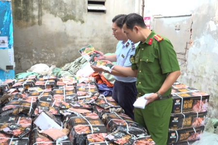 Tạm giữ gần 1,7 tấn xúc xích không rõ nguồn gốc