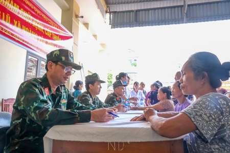 Cục Quân y khám bệnh, cấp thuốc miễn phí cho người dân vùng lũ Bắc Ninh