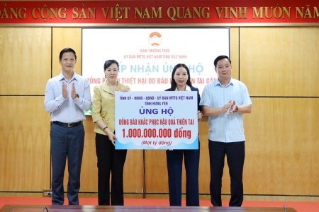 Đoàn công tác tỉnh Hưng Yên trao 1 tỷ đồng hỗ trợ Nhân dân tỉnh Bắc Ninh khắc phục thiệt hại sau bão lũ