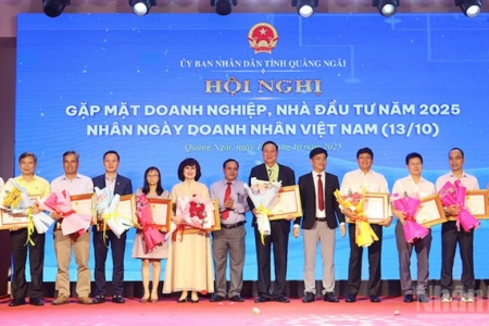 Tập đoàn Hòa Phát nhận bằng khen của Chủ tịch UBND tỉnh Quảng Ngãi