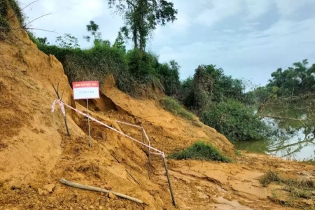 Hà Tĩnh: Phát hiện quả bom gần 200kg bên bờ sông sạt lở