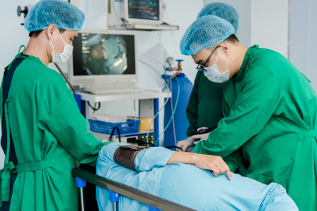 Phát hiện ung thư thực quản và đại tràng cùng lúc, bệnh nhân 62 tuổi được điều trị thành công nhờ nội soi