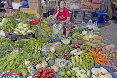 Người dân Hà Nội chật vật với giá rau tăng cao sau mưa lũ