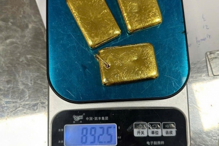 Hải quan Nội Bài phát hiện hành khách mang 3 miếng kim loại nghi là vàng trị giá hơn 3 tỷ đồng
