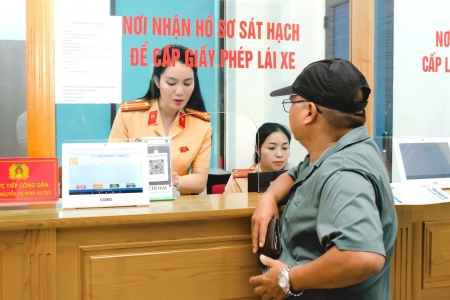 Thanh Hóa: Đẩy mạnh đổi Giấy phép lái xe bìa giấy sang thẻ PET