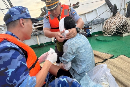 Tàu Kiểm ngư KN-201 tiếp tục kịp thời cứu nạn ngư dân trên biển