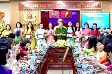 Công an Thanh Hóa gặp mặt và trao tặng Kỷ niệm chương “Vì sự phát triển của phụ nữ Việt Nam”