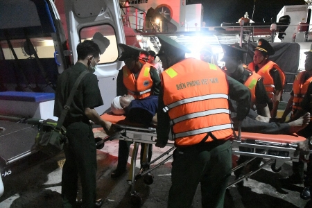 Hải đoàn Biên phòng 48 tiếp nhận thuyền viên bị nạn trên biển từ Tàu SAR 631