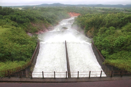 Nhiều hồ chứa lớn ở Hà Tĩnh xả tràn chủ động ứng phó với mưa lớn