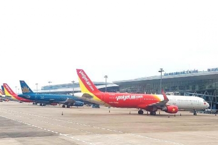 Nhiều chuyến bay bị hủy do ảnh hưởng bão số 12 (Fengshen)