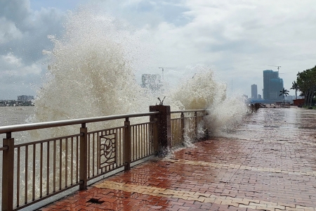 Đà Nẵng ra thông báo khẩn cho học sinh nghỉ học để đảm bảo an toàn trước bão số 12