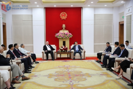 Chủ tịch UBND tỉnh Quảng Ninh Bùi Văn Khắng tiếp xã giao các nhà đầu tư quốc tế