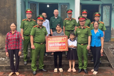 Công an xã Hà Nam nhận đỡ đầu, hỗ trợ nuôi dưỡng hai cháu nhỏ có hoàn cảnh đặc biệt khó khăn