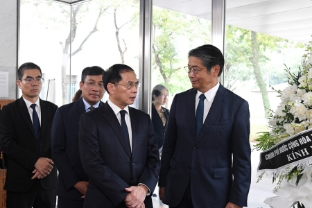 Phó Thủ tướng Bùi Thanh Sơn viếng nguyên Thủ tướng Nhật Bản Murayama Tomoiichi