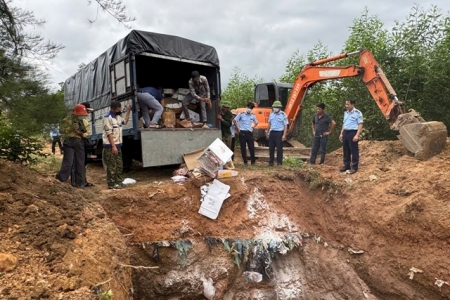 Quảng Trị tiêu hủy hơn 5 tấn thực phẩm nhập lậu, quá hạn sử dụng