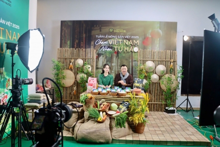 NSND Tự Long livestream bán nông sản, khách chốt đơn 6 tấn gạo ST25