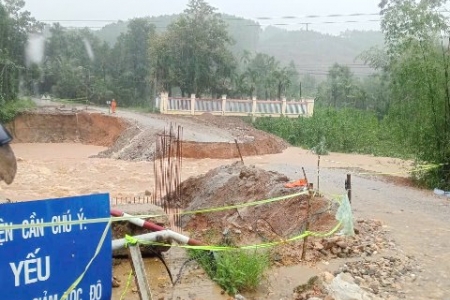 Đà Nẵng: Lũ khẩn cấp trên sông, hàng ngàn hộ dân phải di dời và một số xã mất liên lạc