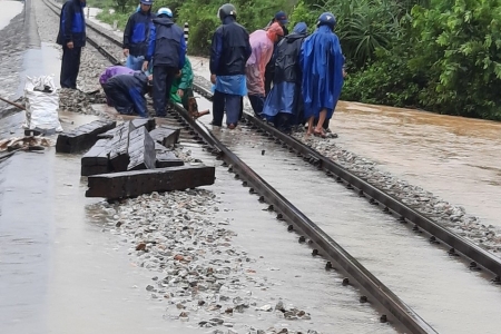 Ngành Đường sắt ngừng nhiều đôi tàu tuyến đường sắt Bắc - Nam do mưa lũ