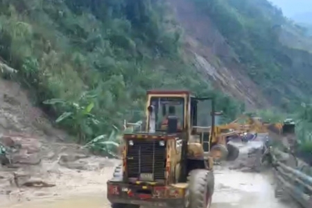 Đèo Lò Xo sạt lở nghiêm trọng, giao thông tê liệt