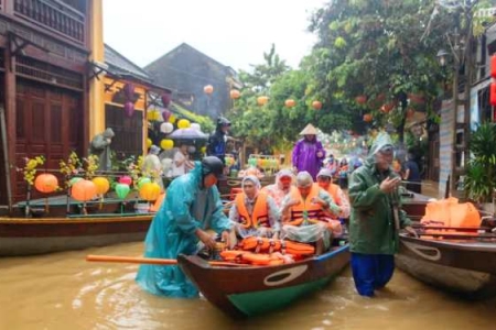 Lũ dâng nhanh, Hội An khẩn cấp sơ tán khách du lịch