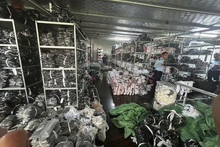 Quản lý thị trường Hà Nội triệt phá xưởng sản xuất quần áo giả thương hiệu YONEX quy mô lớn