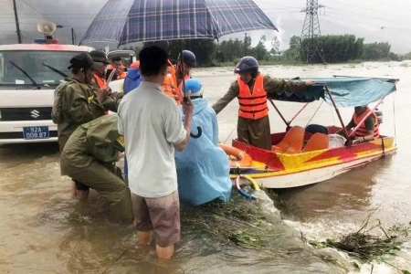 Thời tiết ngày 28/10: Bắc Bộ ngày nắng, miền Trung vẫn mưa rất to, người dân oằn mình với lũ