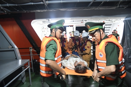 Hải đoàn Biên phòng 48 phối hợp cứu nạn ngư dân trên biển