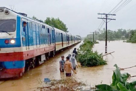 Ngành Đường sắt tạm dừng chạy 17 đoàn tàu do mưa lũ tại miền Trung