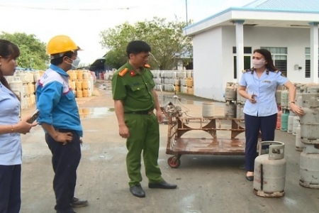 Tiêu hủy gần 500 bình gas giả mạo nhãn hiệu tại Đồng Tháp